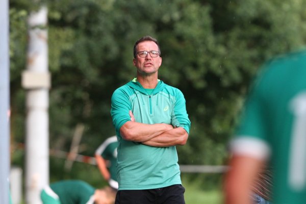 Wieder in grün: Jörg Horstkötter, hier zu seiner Zeit als Trainer des TuS Ahmsen, dürfte auch bei der SG Kachtenhausen-Helpup wieder auf ein grünes Sweatshirt setzen.  - © Archiv: Jörg Hagemann