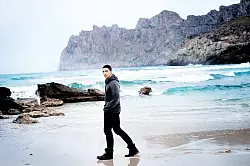 See-Open-Air: Shooting-Star Andreas Bourani (Foto) kommt am Samstag zusammen mit Faiz Mangat zum Schieder-See. - © Foto: Privat