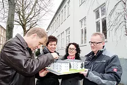 Architekt Franz Janssen, mit Petra Kotzian und Anja Collmer vom Immobilien-Zentrum der Sparkasse Paderborn-Detmold sowie Investor Holger Einwachter (von links). - &copy; Foto: Becker