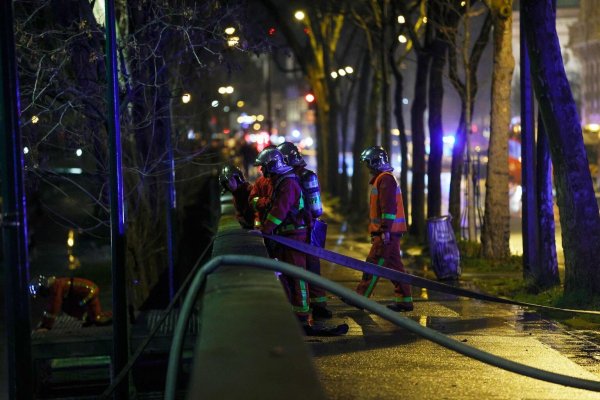 Großbrand in Paris - © Foto: Geoffroy Van Der Hasselt/AFP/dpa