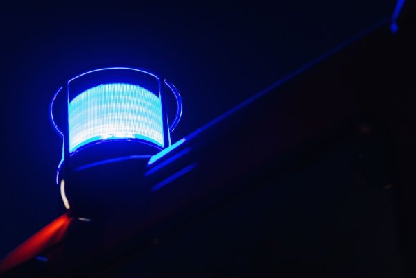 In Menden (Märkischer Kreis) war die Feuerwehr im Einsatz, weil ein Tannenbaum Feuer gefangen hatte. (Symbolbild) - © Philipp von Ditfurth/dpa