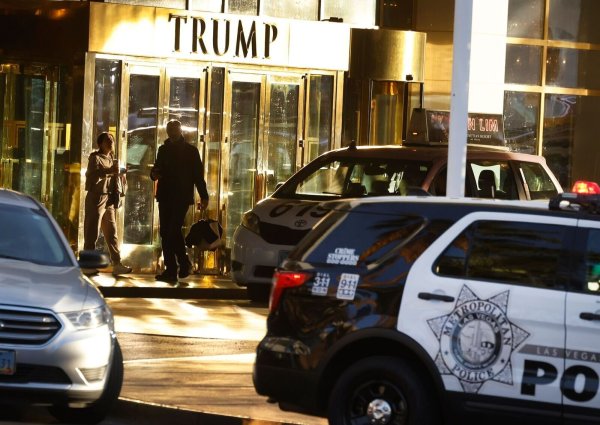 Der Verantwortliche für die Explosion vor dem Trump-Hotel in Las Vegas litt nach Angaben der Ermittler an einer posttraumatischen Belastungsstörung. - © Bizuayehu Tesfaye/Las Vegas Review-Journal/AP/dpa