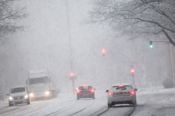 Starker Schneefall in Hamburg: Gefrierender Regen sorgt laut Deutschem Wetterdienst für Glatteisgefahr im gesamten Bundesgebiet. - © Christian Charisius/dpa