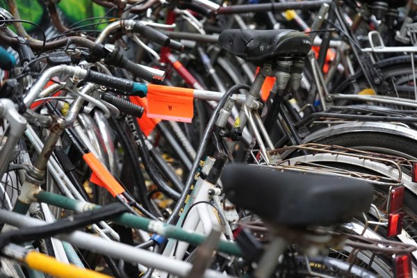 Fahrradleichen und Schrottautos blockieren wichtige Stellplätze und sind vielen Menschen ein Ärgernis. (Archivbild) - © Marcus Brandt/dpa