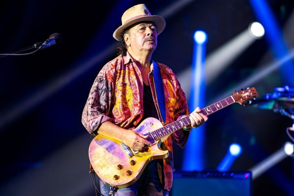 Seit Jahrzehnten tourt Carlos Santana um die Welt und veröffentlicht ein Album nach dem anderen. Nun muss er pausieren. (Archivbild) - © Rob Grabowski/Invision/AP/dpa