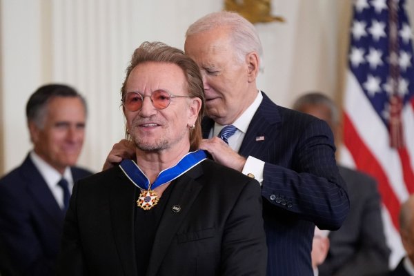 Für Joe Biden ist es das letzte Mal, dass er die prestigeträchtigen Medaillen verleiht - wie hier an Musiker Bono. - © Manuel Balce Ceneta/AP/dpa