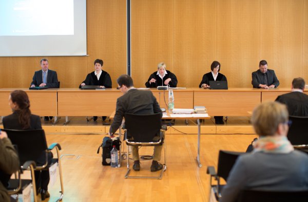 Die Kammer um die Vorsitzende Richterin Anke Grudda (M) sitzt am 22.04.2016 im Verhandlungssaal in Detmold (Nordrhein-Westfalen). Dem angeklagten 94-Jährigen ehemaligen SS-Wachmann Hanning wird Beihilfe zum Mord in mindestens 170000 Fällen vorgeworfen. Der Prozess vor dem Landgericht Detmold findet in den Räumen der Industrie- und Handelskammer statt. - © dpa