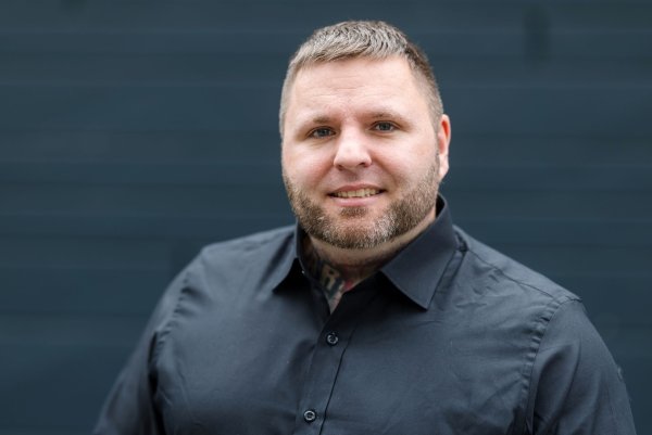 Tommy Frenck wurde bundesweit bekannt, weil er eine Reihe großer Neonazi-Konzerte organisiert hatte, zu denen auch Rechtsextremisten aus anderen europäischen Ländern anreisten. - © Michael Reichel/dpa