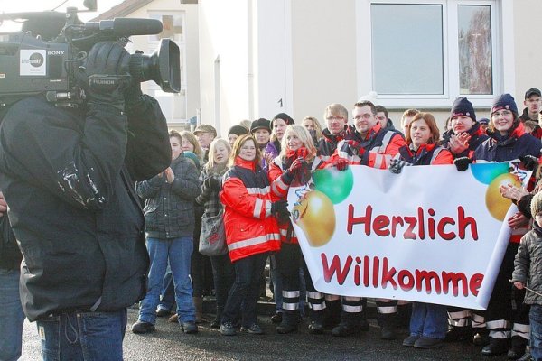 Auch Freiwillige der Johanniter-Unfall-Hilfe haben mit angepackt, um das Haus einer Detmolder Familie zu renovieren. Die Aktion ist Teil der Fernsehserie "Helfer mit Herz". - © Foto: privat