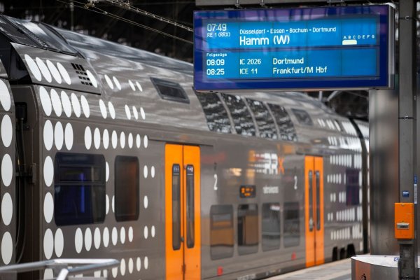 Mit dem Fahrplanwechsel fahren in NRW wieder mehr ICE - dafür weniger Nahverkehrszüge. (Archivfoto) - © Thomas Banneyer/dpa