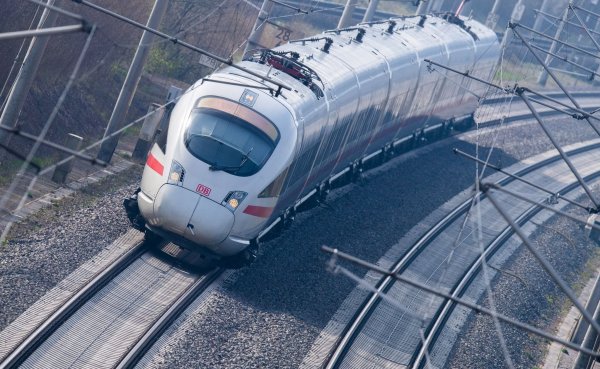 Die Bahn will im kommenden Jahr vor allem mit internationalen Verbindungen punkten. (Archivbild) - © Julian Stratenschulte/dpa