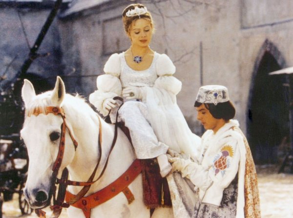«Drei Haselnüsse für Aschenbrödel» kommt öfter über die Feiertage im Fernsehen: Der Prinz (Pavel Trávnícek) passt Aschenbrödel (Libuse Safránková) den verlorenen Schuh an. - © -/Degeto/WDR/dpa