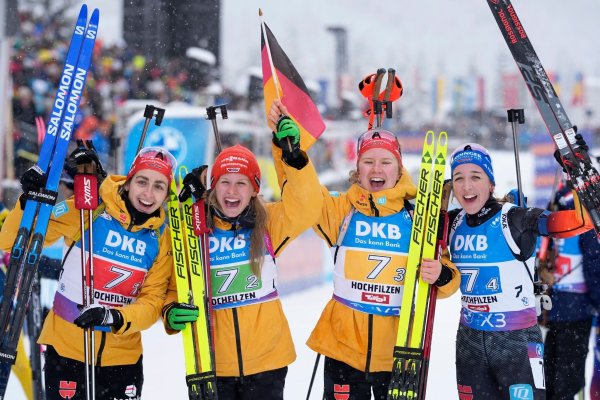 Die deutschen Skijägerinnen gewinnen die Staffel in Hochfilzen. - © Matthias Schrader/AP/dpa