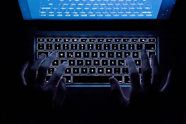Scheinbare Schnäppchen im Internet können sich beim Weihnachtseinkauf als böse Falle erweisen. (Symbolbild) - © Silas Stein/dpa/dpa-tmn