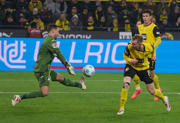 Dortmunds Maximilian Beier hatte gegen sein Ex-Team einen schweren Stand. - © Bernd Thissen/dpa
