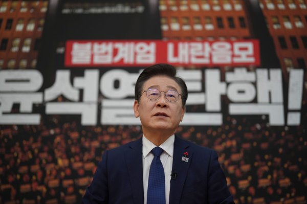 Lee Jae Myung sprach sich gegen ein Amtsenthebungsverfahren gegen Han Duck Soo aus. (Archivbild) - © Lee Jin-man/AP
