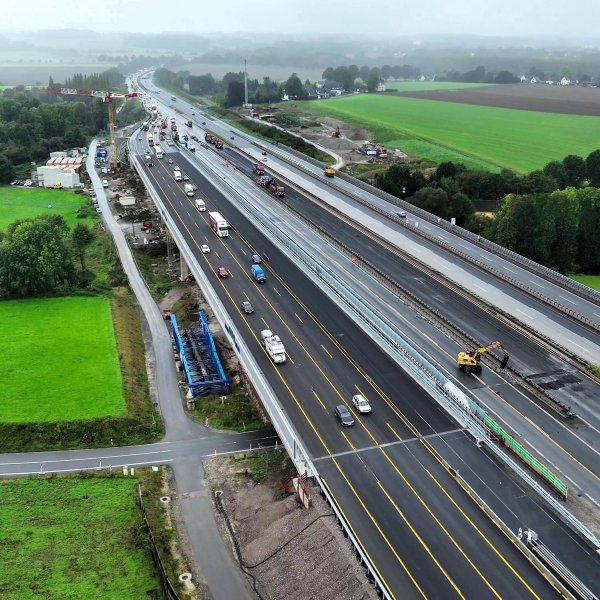 Ein Teil der Liedbachtalbrücke an der vielbefahrenen A1 bei Unna wird gesprengt. Autofahrer müssen deshalb am Sonntag umplanen. (Archivfoto) - © Firma Amand/Autobahn Westfalen/dpa