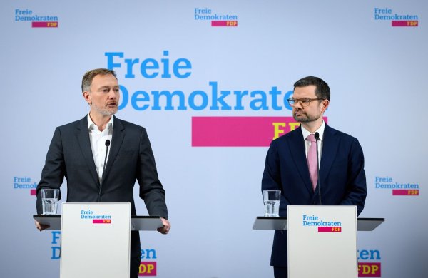 Die FDP stellt die Landesliste für die Bundestagswahl auf - der Vorsitzende Christian Lindner (l) ist für den ersten Platz vorgesehen, der ehemalige Justizminister Marco Buschmann bewirbt sich ebenfalls für einen vorderen Platz. (Archivbild) - © Bernd von Jutrczenka/dpa