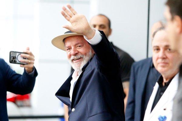 "Ich bin am Leben, unversehrt und bereit zu arbeiten", sagte Lula bei seiner Entlassung. - © Paulo Pinto/Agencia Brazil/dpa