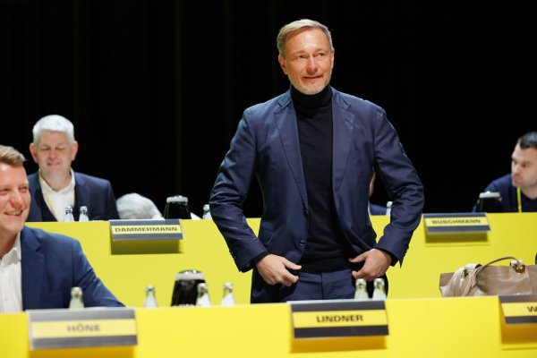 Christian Lindner ist mit großer Mehrheit auf Platz eins der Landesliste gewählt worden. - © Friso Gentsch/dpa