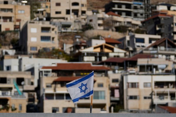 Israelische Flagge weht auf einem Dach nahe dem Grenzgebiet zwischen den Golanhöhen und Syrien. - © Matias Delacroix/AP/dpa