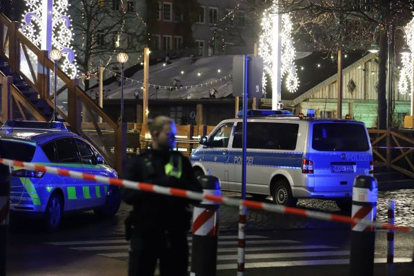 Der Weihnachtsmarkt am Heumarkt in Köln wurde wegen eines herrenlosen Koffers geräumt. - © Sascha Thelen/dpa