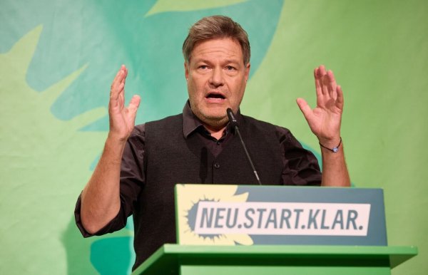 Robert Habeck führt die Grünen als Spitzenkandidat in die Bundestagswahl. (Archivbild) - © Georg Wendt/dpa