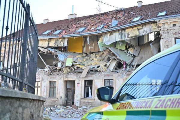Eine Explosion hat ein Wohnhaus im tschechischen Znojmo verwüstet. - © Pavlíèek Lubo?/CTK/dpa