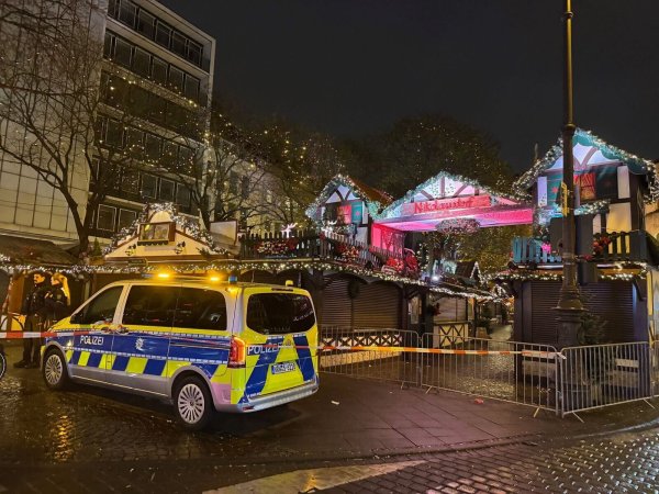 Die Polizei war auf dem Weihnachtsmarkt am Kölner Rudolfplatz im Einsatz. - © Vincent Kempf/dpa