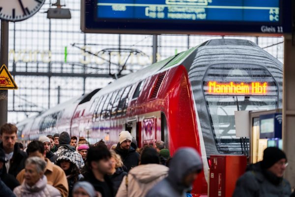 Zum Anrollen des Zugverkehrs auf der sanierten Riedbahn kam es noch zu Verspätungen - es ruckelt sich aber ein. - © Andreas Arnold/dpa