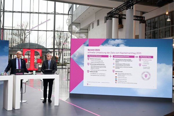 Telekom-Konzernchef Tim Höttges (l) und Finanzvorstand Christian Illek bei der Präsentation der Jahreszahlen für 2021. - © Federico Gambarini/dpa