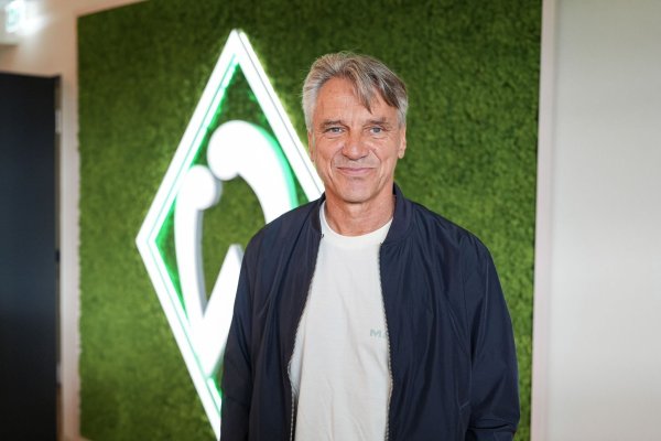 Horst Steffen wird als neuer Werder-Trainer präsentiert. - © Werder Bremen/dpa