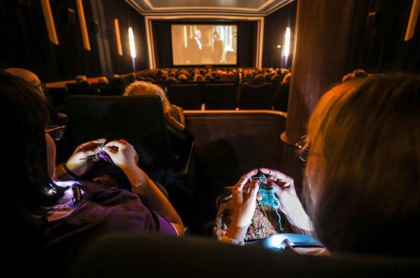 Beim «Strick-Kino» wie hier in Mannheim stricken die Kinobesucher(innen) und genießen nebenher einen Film. - © Christoph Schmidt/dpa
