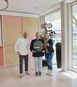 Arnaud Brun, die Tellertalent-Siegerin Ruth Schimanski und Kristin Krentz (von links). - © Felix-Fechenbach-Berufskolleg