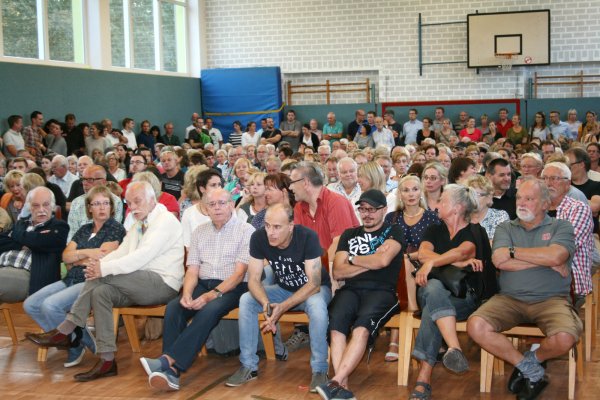 Andrang in der Turnhalle: Mehr als 500 Bürger informieren sich in der Hörster Turnhalle über die Aufnahme weiterer Asylbewerber und deren Unterbringung. - © Sandra Castrup