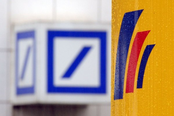 Wegen der Übertragung von Kundendaten: Von Freitag bis einschließlich Montag müssen Postbank Kunden auf viele Online-Services verzichten. - © Federico Gambarini/dpa