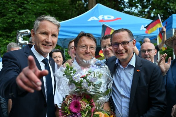 Björn Höcke (l), Vorsitzender der AfD Thüringen und Tino Chrupalla, AfD-Bundesvorsitzender (r) gratulieren Robert Sesselmann. - © Martin Schutt/dpa