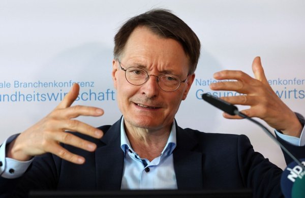 Menschen könnten gerettet werden, wenn es einen Hitzeschutzplan etwa nach Vorbild Frankreichs gäbe, sagt Gesundheitsminister Karl Lauterbach. - © Bernd Wüstneck/dpa