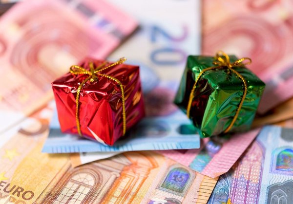 Weihnachtsgeld ist für Beschäftigte ein willkommenes Geschenk. (Symbolbild) - © Monika Skolimowska/dpa/dpa-tmn