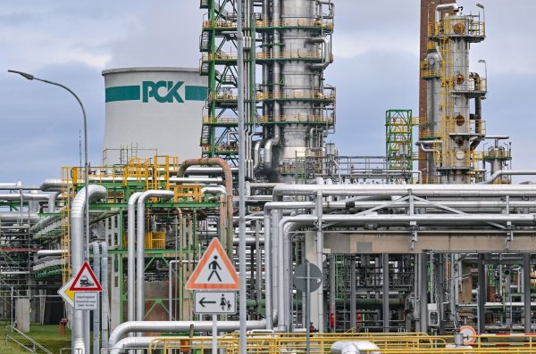 Deutsche Rosneft-Beteiligungen wie die PCK-Raffinerie dürften nach Einschätzung der Regierung nicht unter die Sanktionen fallen. (Archivbild) - © Patrick Pleul/dpa