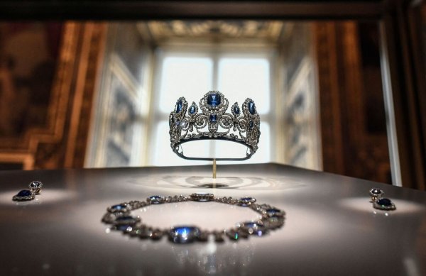 Ein Teil der Louvre-Juwelen wird laut einem Medienbericht nun in 26 Metern Tiefe aufbewahrt. (Symbolbild) - © Stephane De Sakutin/AFP/dpa