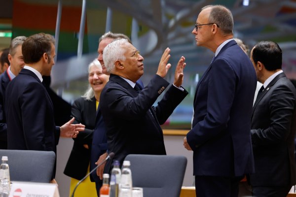 EU-Ratspräsident Costa muss beim Gipfel eine Äußerung des Kanzlers zurechtrücken. - © Geert Vanden Wijngaert/AP/dpa