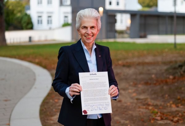 Die FDP-Politikerin Marie-Agnes Strack-Zimmermann hält ihre Auszeichnung als neue Aalkönigin von Bad Honnef in den Händen. - © Thomas Banneyer/dpa