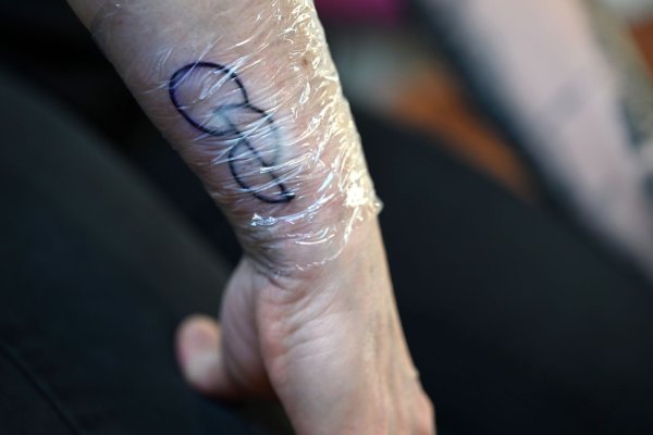Bayer Leverkusen wirbt mit einer Tattoo-Aktion für Organspende. (Archivfoto) - © Pia Bayer/dpa