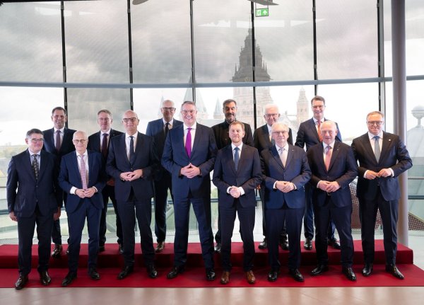14 Länderchefs haben zwei Tage lang im Schatten des Mainzer Doms beraten, allesamt Männer. (Archivbild) - © Boris Roessler/dpa