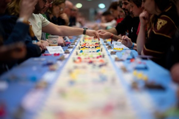 Genau 1.170 Spieler spielten gleichzeitig das Spiel Catan Connect. - © Fabian Strauch/dpa