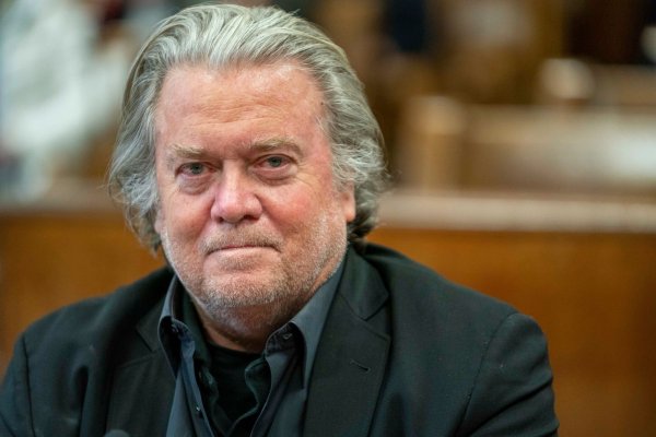 Der ehemalige Chefstratege Donald Trumps hat einen Plan für eine dritte Amtszeit des US-Präsidenten angekündigt. (Archivbild) - © Steven Hirsch/Pool New York Post/AP/dpa