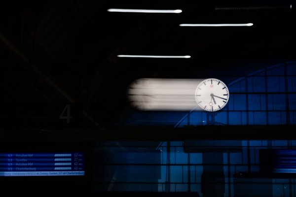 Am Sonntag werden die Uhren auf Winterzeit zurückgestellt. (Symbolbild) - © Christoph Soeder/dpa