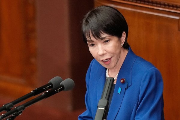Japans erste Regierungschefin Takaichi hebt den Verteidigungsetat schneller an als bislang geplant. - © Eugene Hoshiko/AP/dpa