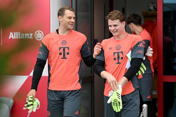 Torwartwechsel bei Bayern: Jonas Urbig (r) ersetzt in Gladbach Manuel Neuer (l) im Tor. - © Harry Langer/dpa